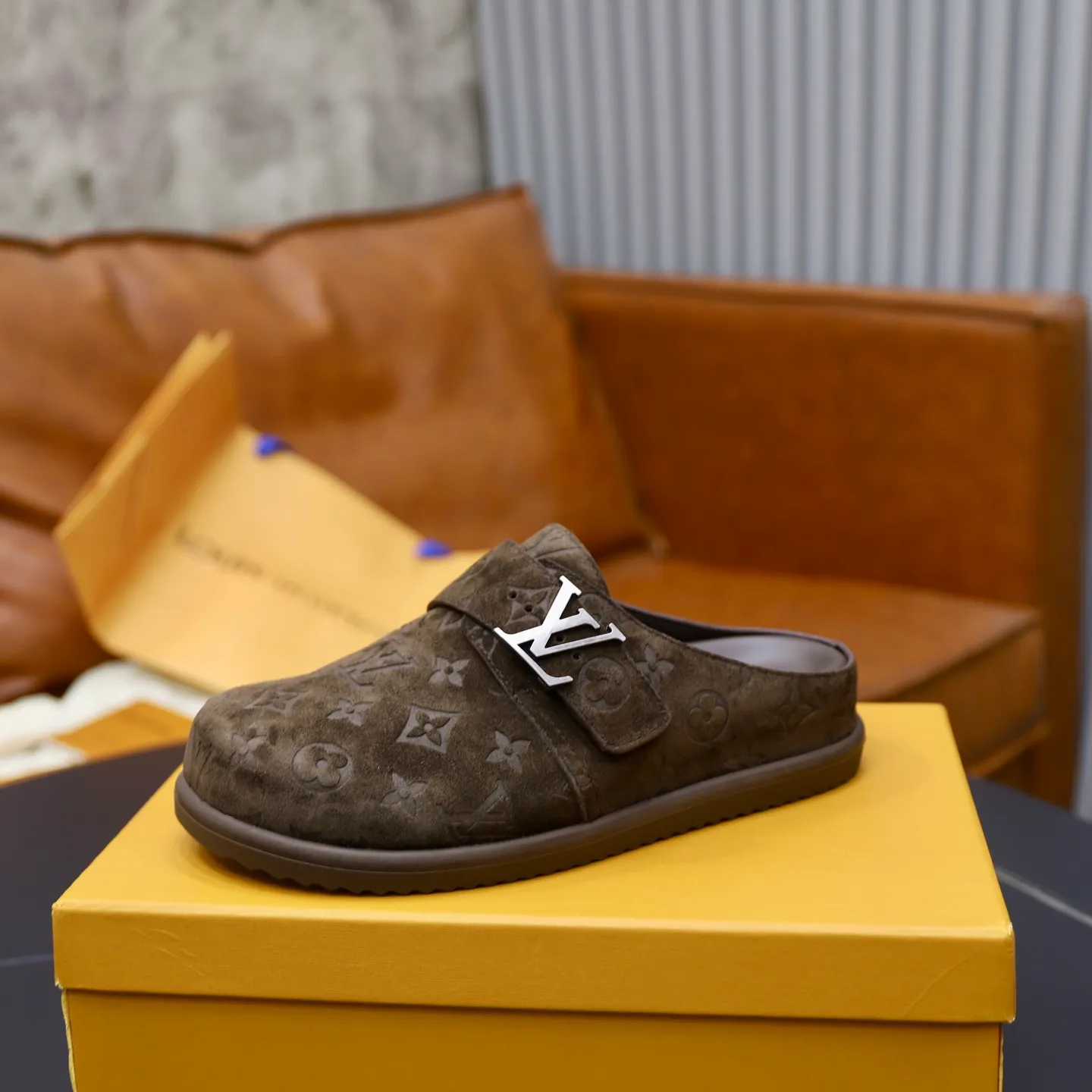 Ex-factory price: 520💰🙅‍♂️🙅‍♂️🙅‍♂️Birkenstock Brand: LV Louis Vuitton Standard code: 38-45 (cowhide lining) Grade: Same as the official website Material: Original leather design Original rubber wear-resistant molded outsole Style category: Men's fashion sandals Distinguished luxury brand elements Top luxury Color: Actual picture color